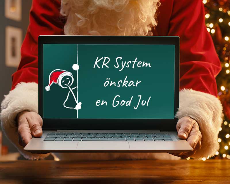 nyhetsbrev_listbild_jul-2024_800x640 Bild på en tomte som håller en laptop med skärmtexten KR System önskar God Jul!