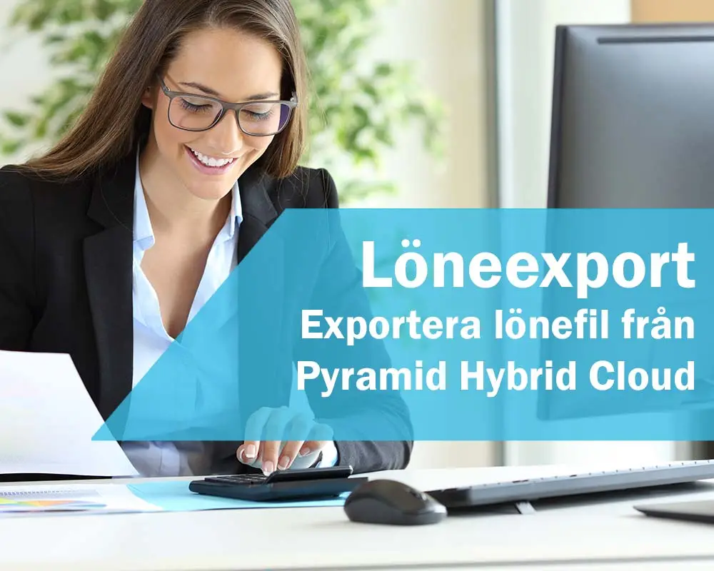 Kvinna som glatt arbetar med ekonomiuppgifter. Texten Löneexport, Exportera lönefil från Pyramid Hybrid Cloud