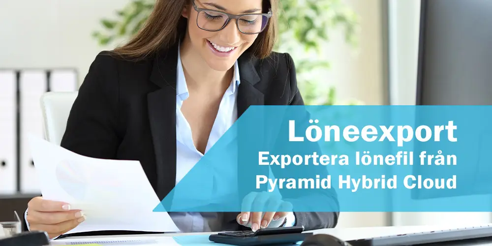 Kvinna som glatt arbetar med ekonomiuppgifter. Texten Löneexport, Exportera lönefil från Pyramid Hybrid Cloud