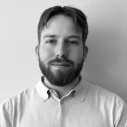 pierre_mansson_sv-vit_500x500